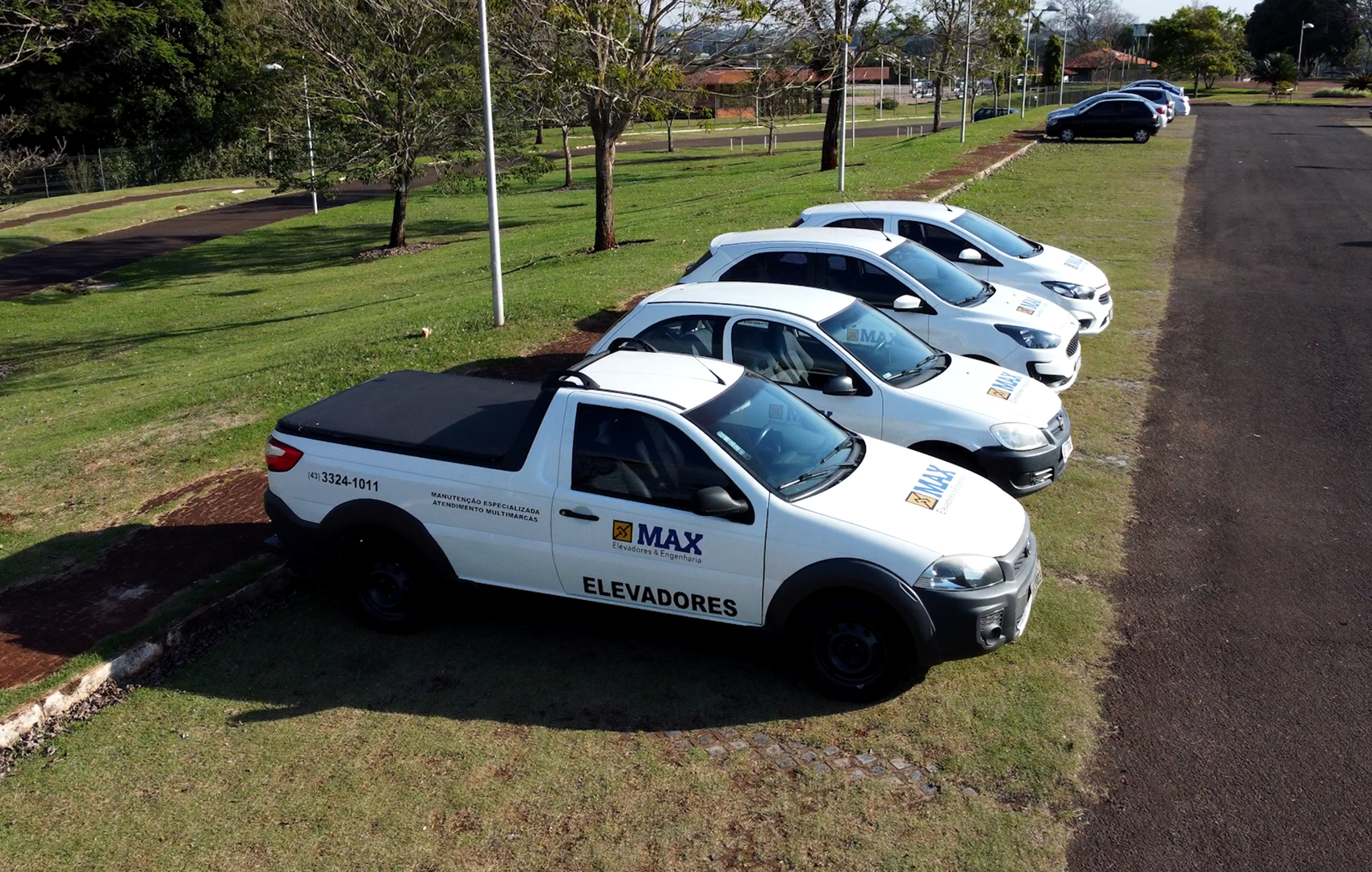 Técnico da Max Elevadores realizando manutenção em casa de máquina de elevador